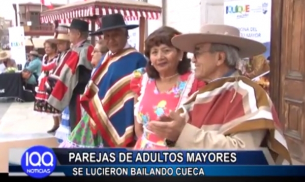PAREJAS DE ADULTOS MAYORES SE LUCIERON BAILANDO CUECA