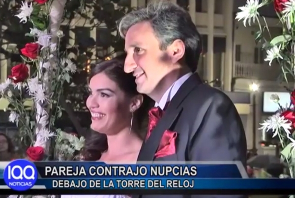PAREJA CONTRAJO NUPCIAS DEBAJO DE LA TORRE DEL RELOJ