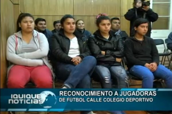 RECONOCIMIENTO A JUGADORAS DE F&Uacute;TBOL CALLE COLEGIO DEPORTIVO