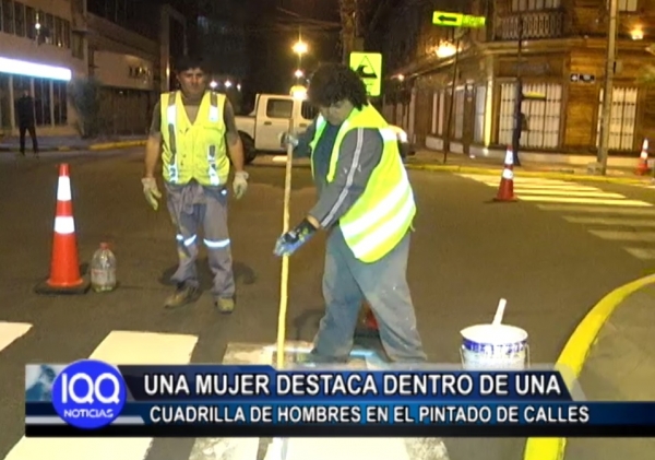 UNA MUJER DESTACA DENTRO DE UNA CUADRILLA DE HOMBRES EN EL PINTADO DE CALLES