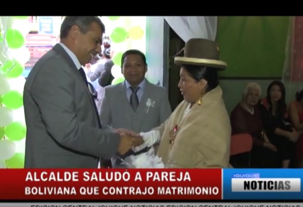ALCALDE SALUD&Oacute; A PAREJA BOLIVIANA QUE CONTRAJO MATRIMONIO